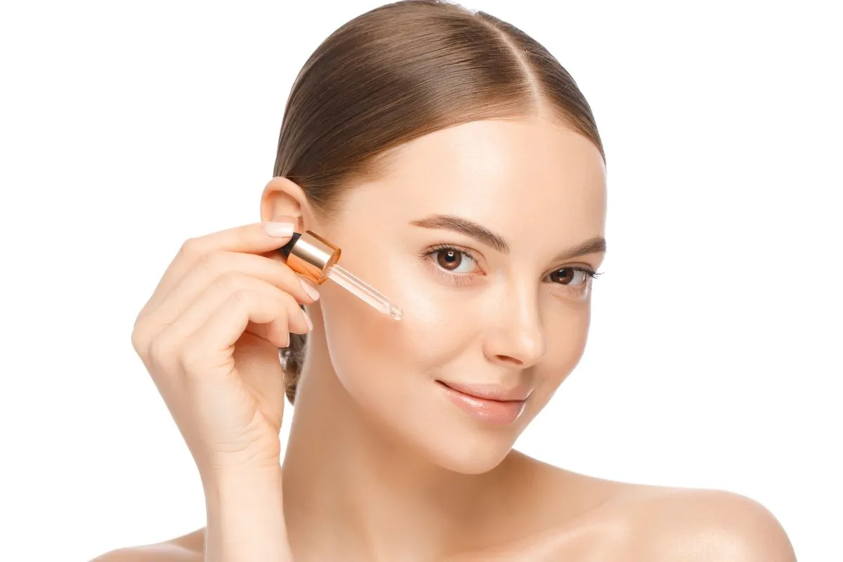 woman applying face seru